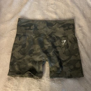 Gymshark shorts - Super snygga camoflauge gymshark shorts som är aldrig använda pga dom är för små! Orginalpris: 499kr. Inga tecken på användning och som nya eftersom dom är aldrig använda🥰