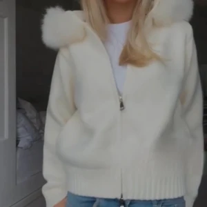 Vit teddyjacka från ALESSA - Superfin och skön jacka från alessa! Inte använd många gånger kom privat för egna bilder!