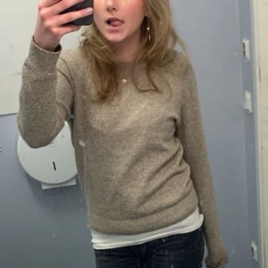Beige stickad tröja - Säljer en beige stickad tröja som jag inte trivs i längre 💞