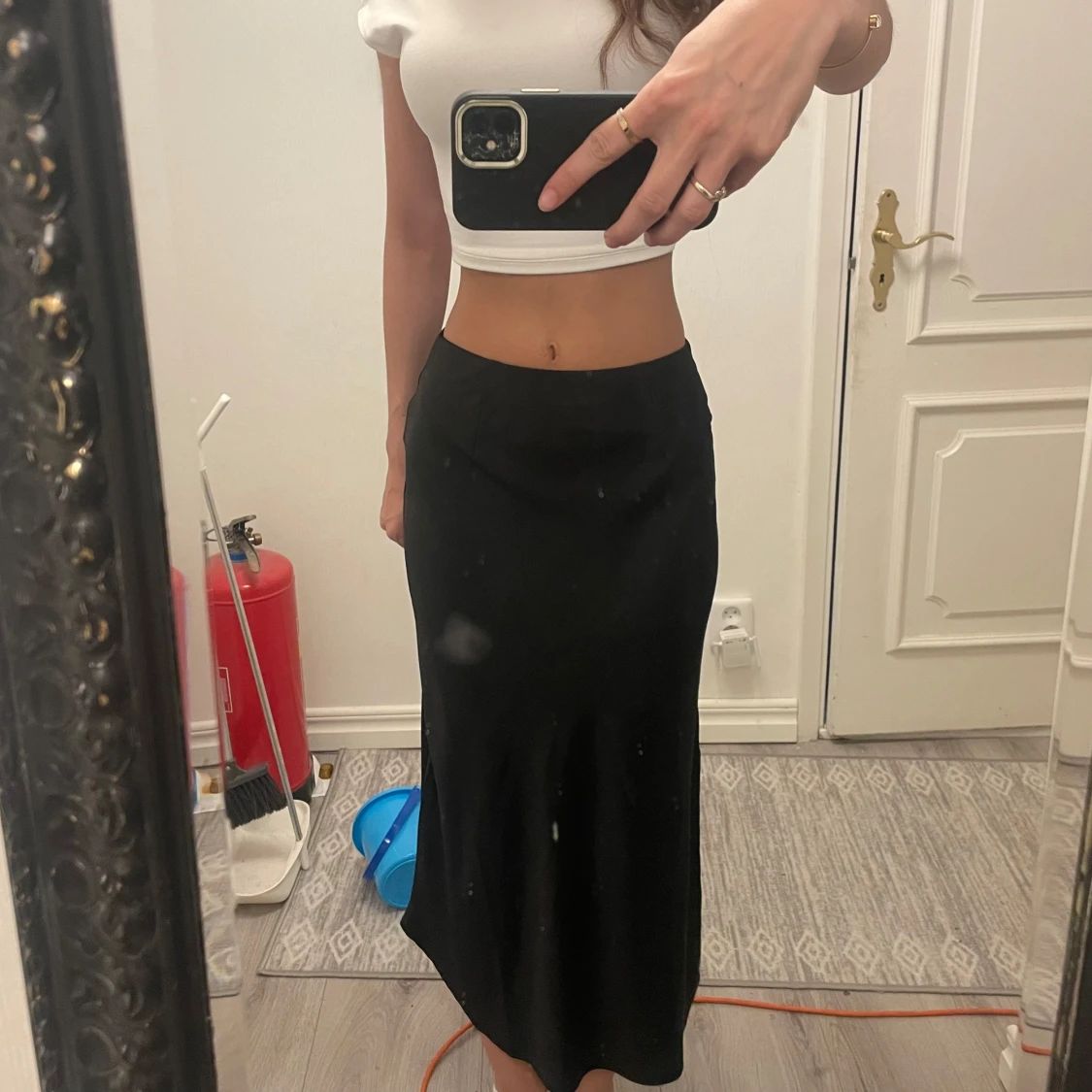 Svart långkjol med slits - 1