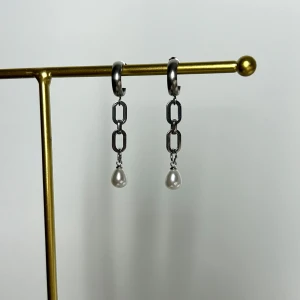 Örhägnen med pärla - Handgjorda örhängen, allt i rostfritt stål förutom  pärlan. Fast pris satt efter materialkostnader och tillverkning. Köp gärna via köp nu