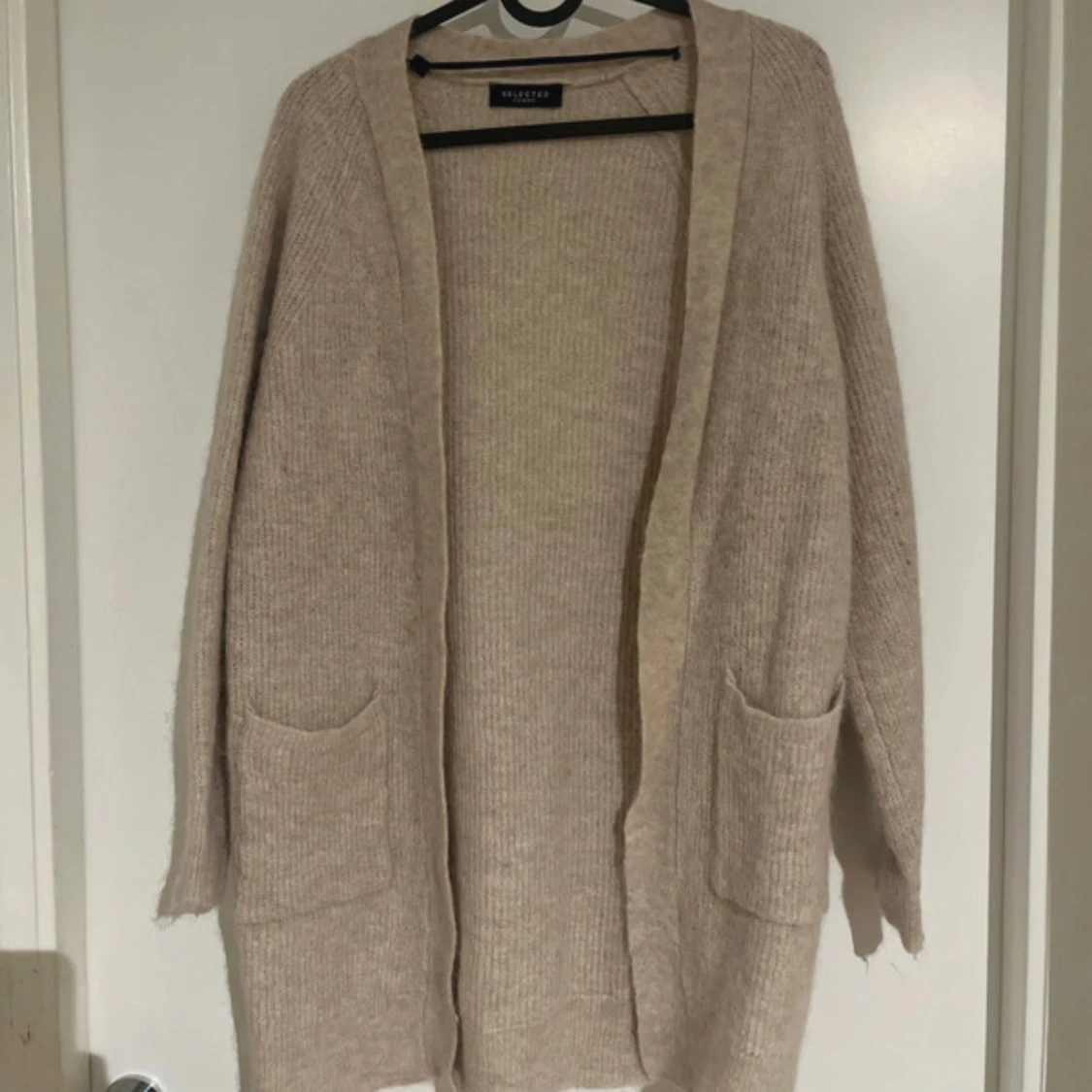Beige stickad kofta från Selected Femme