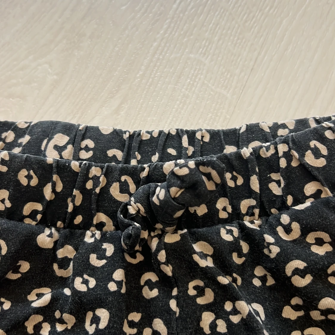 Svarta shorts med leopardmönster och knyt - 2