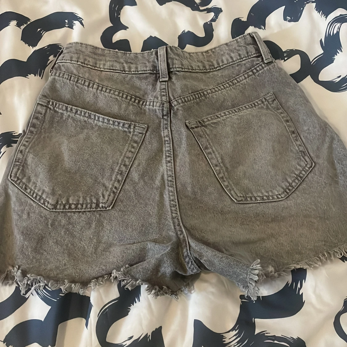 Gråa slitna jeansshorts - 1