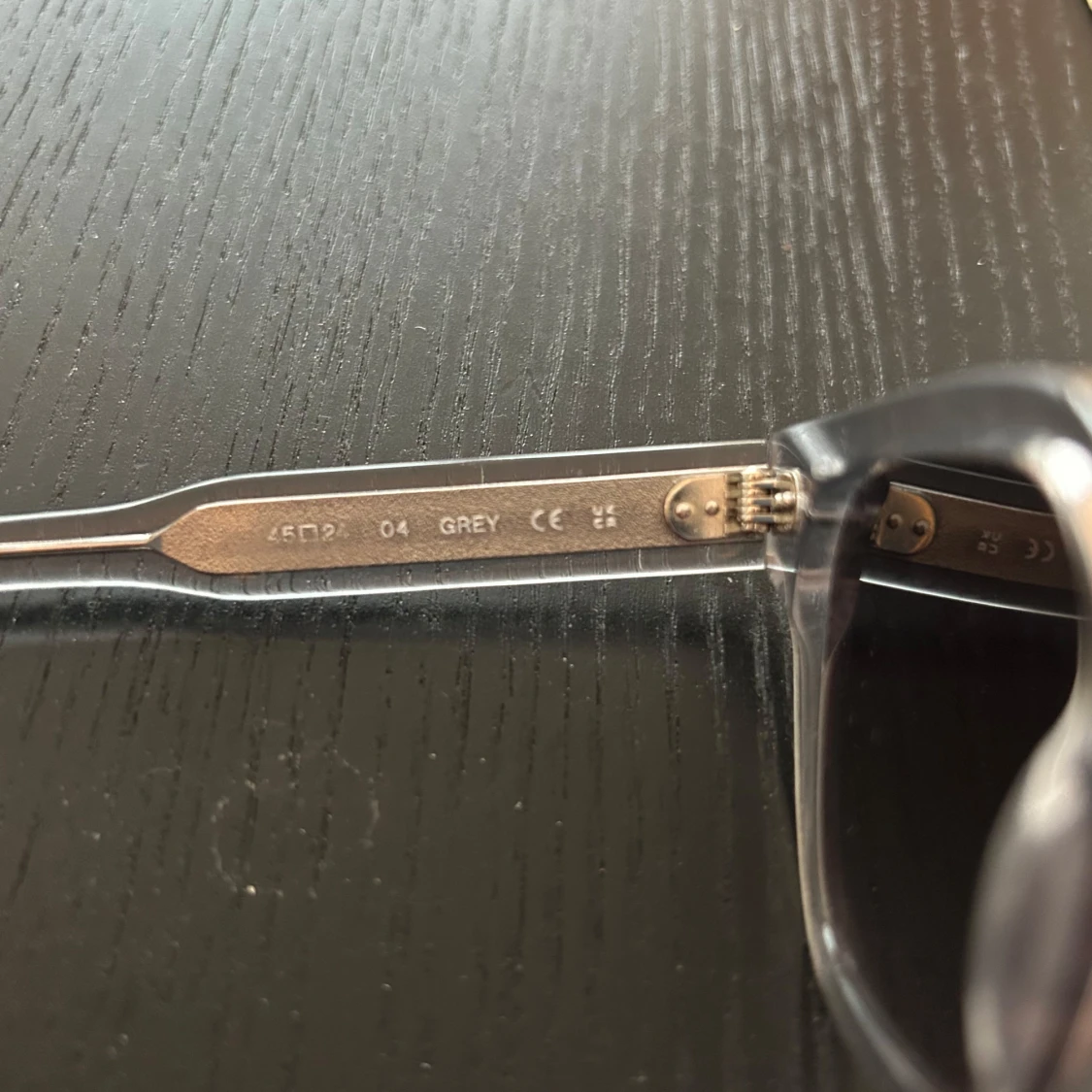 Grå transparenta solglasögon från CHIMI - 1