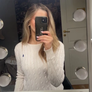 Stickad tröja från Ralph lauren  - Gräddvit stickad tröja från Ralph lauren. Bra skick och jag säljer den eftersom jag inte använder den längre. Skriv eller skicka ett prisförslag innan du köper, (priset kan sänkas) Nypris- 1795 💕