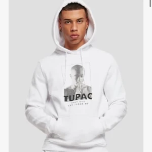 Vit hoodie med Tupac-tryck - Säljer en vit hoodie med tryck av Tupac och texten 'Only God Can Judge Me' på framsidan. Tröjan har huva och en magficka. 