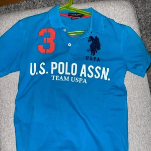 Blå piké t-shirt från U.S. Polo Assn. - Säljer en blå piké från polo. Den är sparsamt använd 