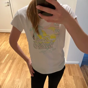 Vit Zadig& Voltaire T-shirt - Säljer denna Zadig & Voltaire T-shirt! Står ej vilken storlek det är men skulle säga xs/s. Mycket bra skick!😊