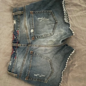 Jeansshorts med spetskant och broderi - Midjemått rakt över: 37cm!