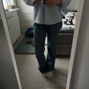 Blå bootcut jeans - Säljer ett par klassiska blå bootcut jeans från & other stories som är så sjukt bekväma och snygga men måste tyvärr rensa bort många jeans. 💙🖤