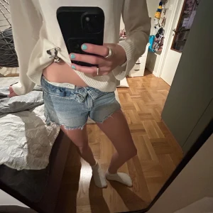 Så fina ljusblå  jeansshorts! - Super fina jeansshorts från zara!!💘Jag säljer ett par ljusblåa jeansshorts med lite slitningar längst ner💘 Shortsen är från zara och har storlek 140/size 10 men passar mig som har storlek xs-s!✌️💘Dem är lite high waist men om man är ute efter mer low waist är det också super fint att vika ner dem som jag visar på en av bilderna!!!💘💘