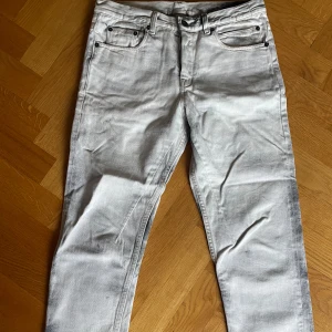 Rick Owens Berlin Cropped Jeans - Rick Owens Drkshdw Berlin cropped jeans. Women’s size 28. White jeans with grey and black wash, button up fly. Authentic (like all my items). Originally purchased from an official RO retailer between 2017-2020 (don’t have receipt anymore unfortunately). In great condition! Love these jeans, they just don’t fit anymore. Inseam = 58 cm, total length = 83 cm. 