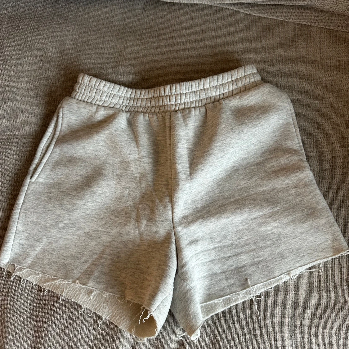 Grå mjukisshorts från Bik Bok