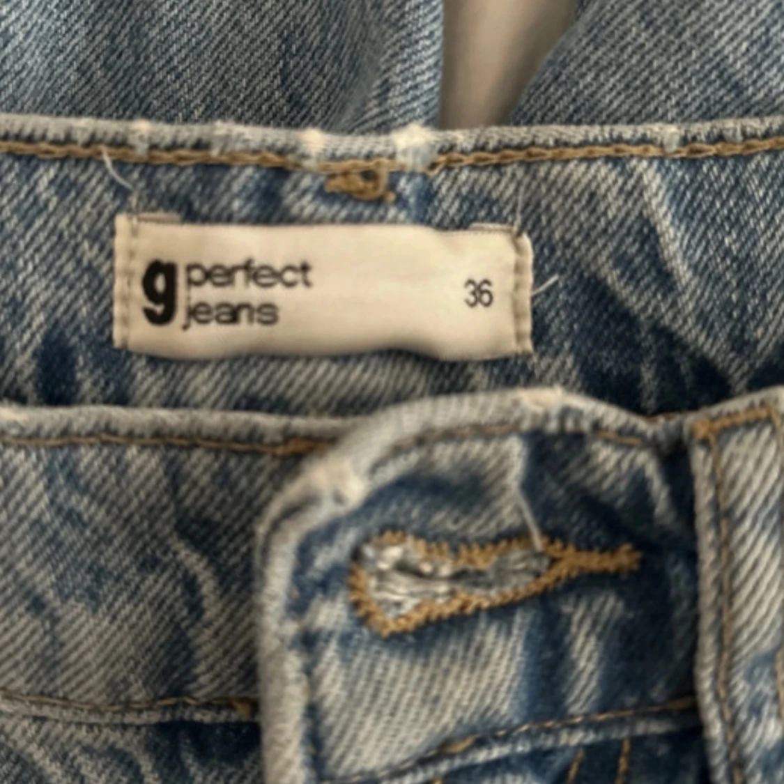 Ljusblå slitna baggy jeans från Gina Tricot - 2