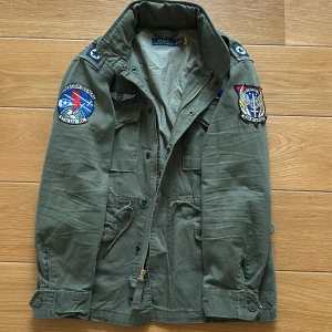 Field jacket från Polo Ralph Lauren - Säljer nu denna field jacket från Polo Ralph Lauren den är väldigt svår att få tag på eftersom att den inte görs längre. Skick 10/10 aldrig använd. Nypris 5395 mitt pris 3199 pris går att diskutera 