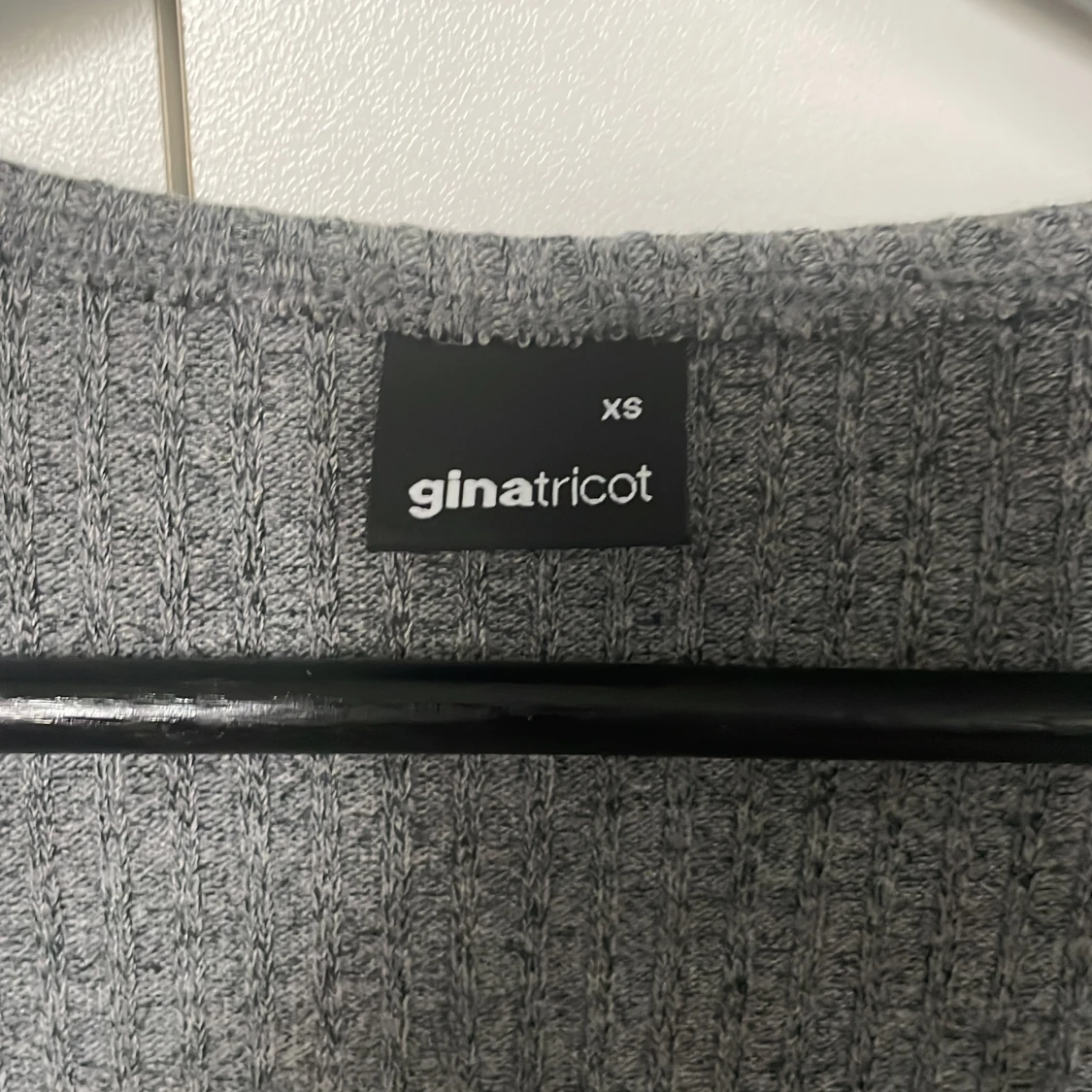 Grå ribbad topp från Gina Tricot - 2