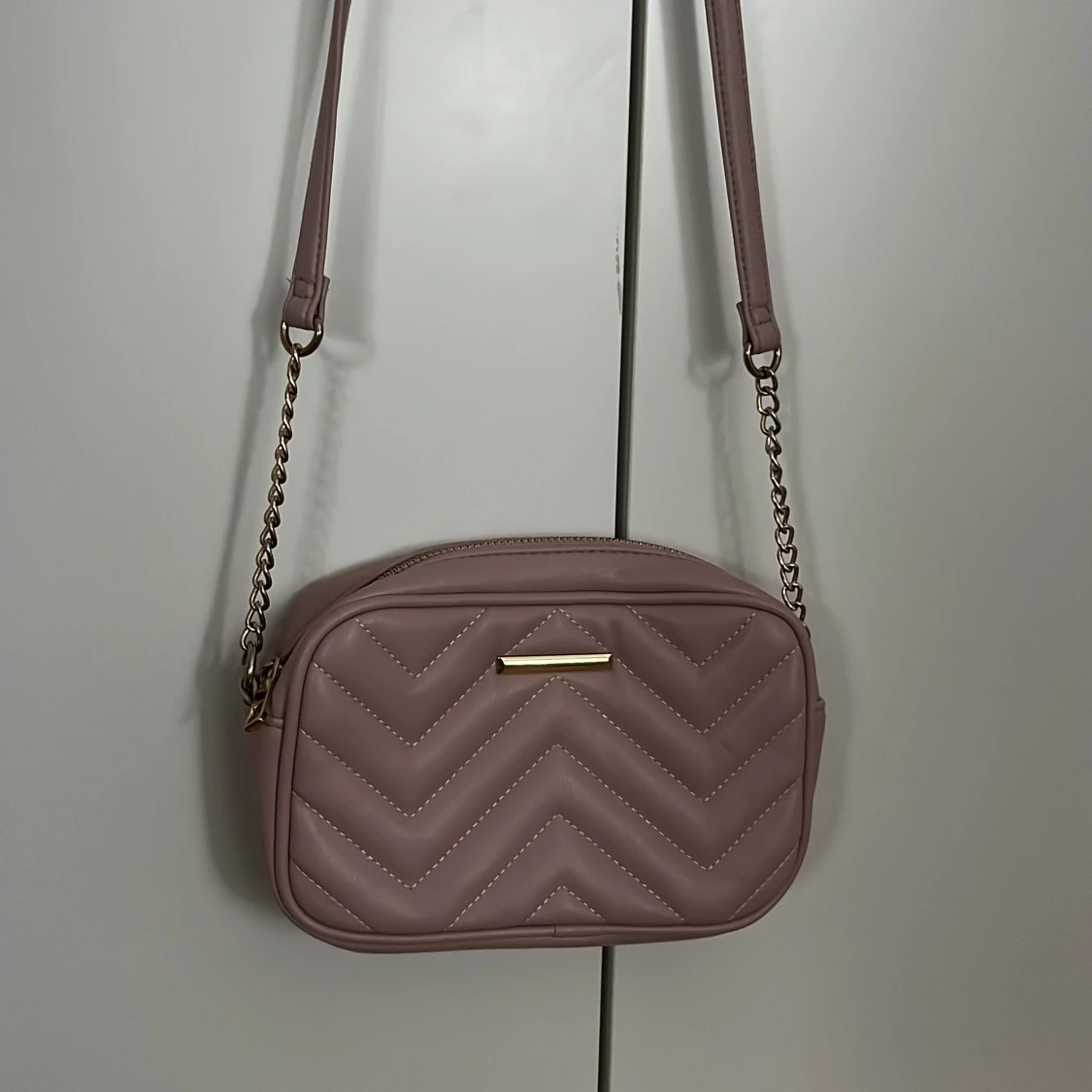 Rosa quiltad axelväska med gulddetaljer