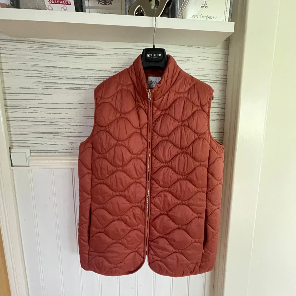 Rostfärgad quiltad väst från Dea