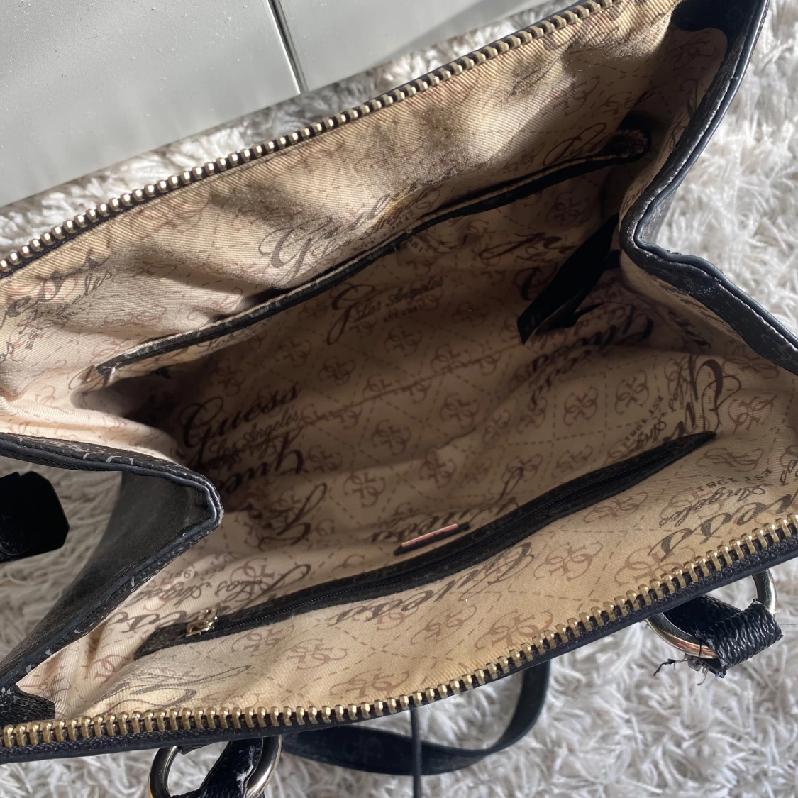 Svart handväska från Guess med gulddetaljer - 3