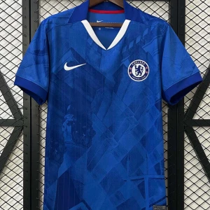 Chelsea FC blå Nike fotbollströja - Chelsea FC matchtröja i blått med diskret grafiskt mönster och klubbmärke på bröstet. Tröjan har vit V-ringning, korta ärmar och Nike-logga. Tillverkad i lätt och ventilerande material, perfekt för fotbollsplanen eller att bära som supporter. Finns i alla storlekar!!!