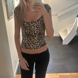 Leopardmönstrad croppad topp - Snygg croppad topp med leopardmönster och korta ärmar. Toppen har en djup, rundad urringning och sitter tight mot kroppen. 💗💗