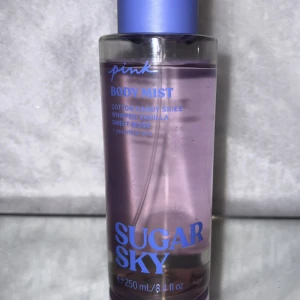 Victoria’s Secret: PINK Sugar Sky Mist - Fräsch body mist från PINK i doften Sugar Sky. Doftnoter av sockervadd, vispad vanilj och söt mysk. Innehåller 250 ml och är vegansk samt tillverkad av återvunnen plast.