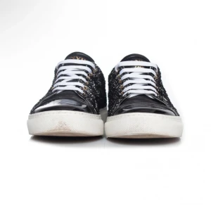 Lanvin sneakers i dam modell - Snygga sneakers från lanvin med svart och vit tweed, svarta skinnpartier och vita snören. Skorna har rund tå, platt vit sula och guldfärgade öljetter. Perfekt för dig som gillar en mix av klassiskt och street. Bra skick, använda några gånger. Säljer på grund av förstora 