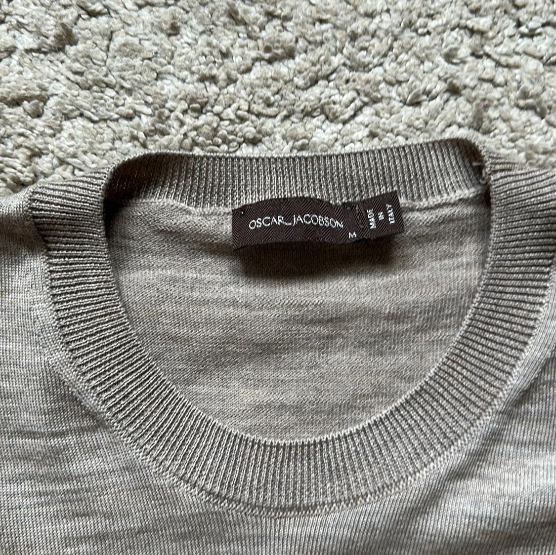 Beige rundhalsad tröja Oscar Jacobson - 1