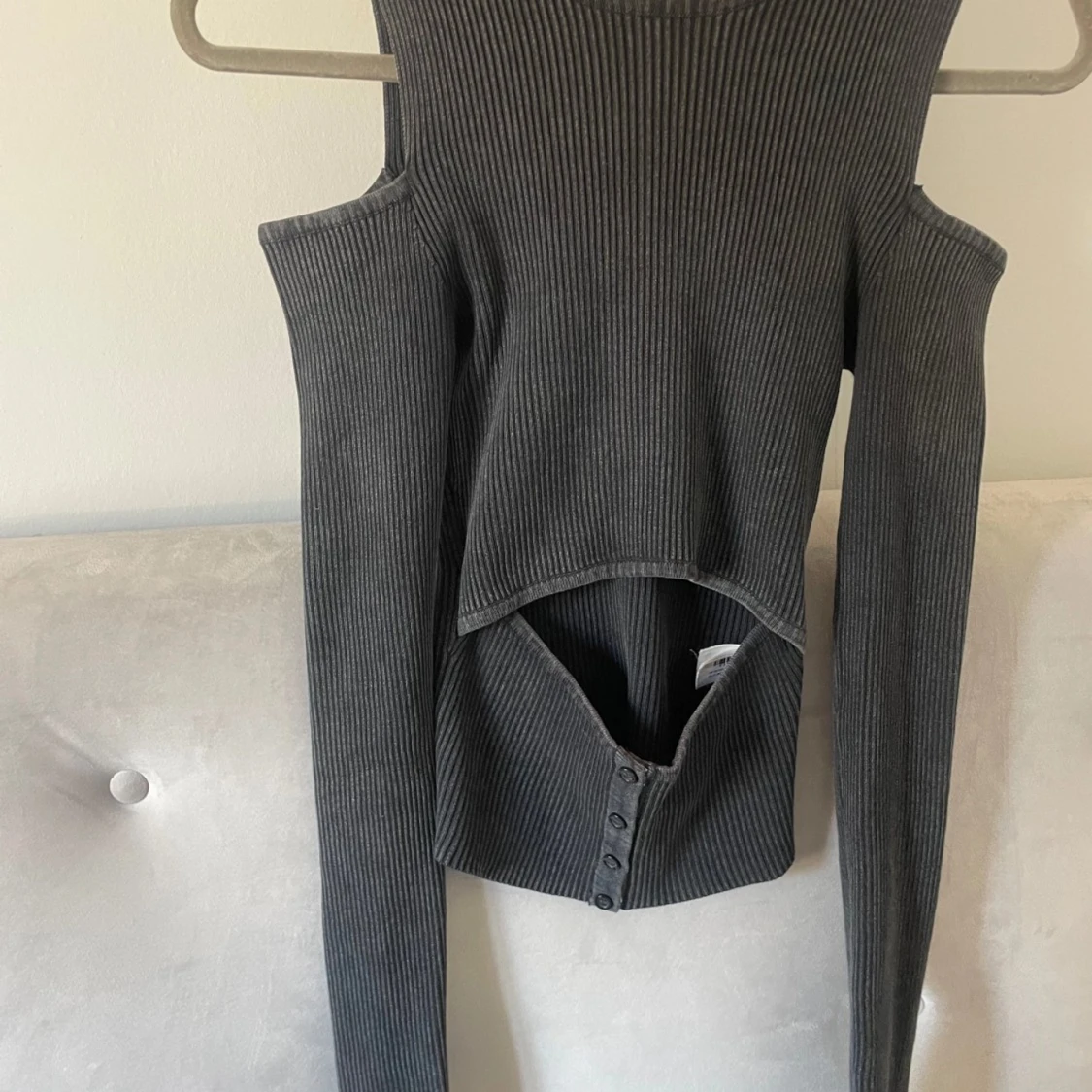 Svart ribbad offshoulder topp - 90