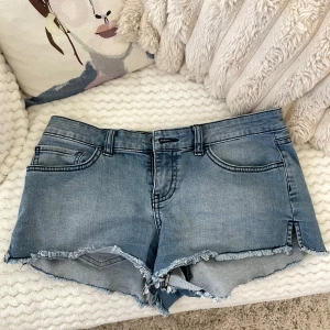Blå jeansshorts från Vans - Snygga blå jeansshorts från Vans med fransig kant. Shortsen har normal passform. Perfekta för varma dagar och chill häng. Märke syns på bakfickan. Skulle säga att dem är i storlek S💗