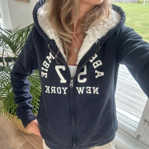 Abercrombie & fitch zip med foder - En zip från Abercrombie & fitch i storlek S. Tröjan bedöms vara använd men i fortsatt gott skick. Jag skickar ditt köp inom 24h. Se liknande zip i min profil! G14 