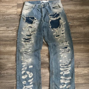 Blå ripped jeans från Vicinity - Vicinity jeans, jätte baggy och inte så himla använda så bra skick. Pris kan diskuteras. 