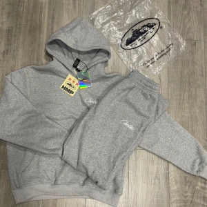 Corteiz Tracksuit - Riktigt fet grå tracksuit från Corteiz. Aldrig använd. Kan passa storlek S-L beror på hur man vill att den ska sitta. Hör av er vid frågor! 🙌