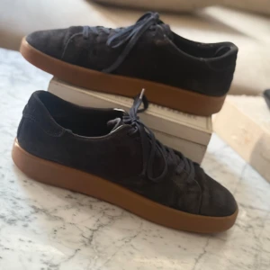 Mörkblåa vagabond Paul 2.0 mockaskor - Snygga svarta sneakers i mocka med platt, brun gummisula och rund tå. Nypris på skorna är 2000kr och är inte så slitna eftersom jag inte hann ha de så länge innan jag växte ur de. Kontakta mig om du får några funderingar om skorna.🙌 pris kan diskuteras