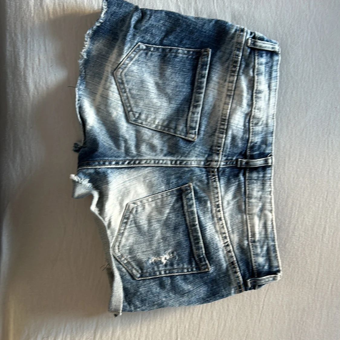 Blå slitna jeansshorts med detaljer - 1
