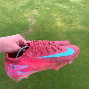 Nike vapor elite  - Nike vapor elite 16. Storlek 43, okej skick. Lite söndriga vid strumpan endast