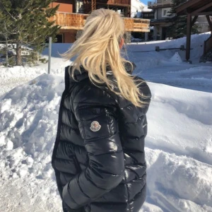 Moncler Maya - Säljer min jättefina monclerjacka💗köpt på plick för ett år sedan, nfc på armen och qr-koden går att scanna! Pris diskuterbart vid snabb affär!!💞helt i nyskick utan defekter