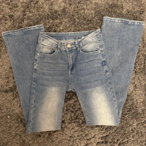 Ljusblå bootcut jeans med detaljer - Snygga ljusblå jeans med bootcut passform och coola broderade bakfickor med knappar, från Shein. Inte använda utan bara provade. Väldigt skönt material, ”stretchigt”.💫 Finns inga tecken på användning, samt heller inga som helst defekter. Har du frågor eller funderingar så är det bara att skicka så besvarar jag i meddelanden!💕