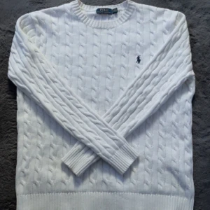 Vit kabelstickad tröja Polo Ralph Lauren - Vit kabelstickad tröja från Polo Ralph Lauren| Skick 9/10 | Använd fåtal gånger | Inga defekter | Nypris 2100 |😉👌