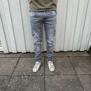 Replay Anbass jeans - Replay jeans - Modell: Anbass - Storlek: W30/L34(sitter som 32) - skick: 9,5/10- Nypris runt 2000kr