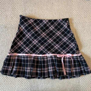 Rosa rutig minikjol  - Super söt minikjol med dragkedja på sidan, köpt secondhand men används inte så mycket för att den är inte min stil 🎀Väldigt bra skick och inga defekter !!