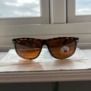 Rayban ”boyfriend” polorized  - Helt oanvända rayban ”boyrfriend” polorized i storlek 60. Allt på bilden följer med vid köp. Söker en snabb och smidig affär, erbjudandet gäller till 1a september