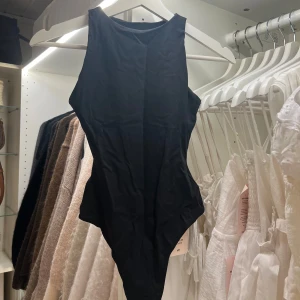 Svart shape body från H&M  - Supersnygg svart shaping body från H&M i storlek XS. Modellen har hög halsringning och är helt slät utan mönster, vilket ger en clean och stilren look. Materialet är mjukt och stretchigt syntet som formar kroppen på ett bekvämt sätt. Aldrig använd och plombering kvar! Nypris 299.  Vill ni ha bild kan jag ta på den jag har som jag använder i en större storlek 🤎🤎