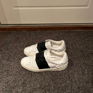 Valentino skor - Valentino skor i storlek 38. Skorna är i bra skick och kommer med dustbag.