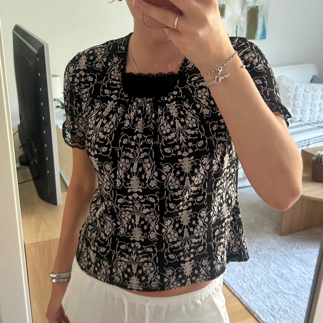 Svart blommig blus från Sanline