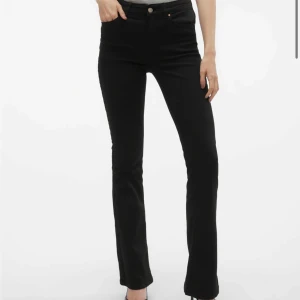 VMFLASH midrise flared jeans  - Säljer dessa helt nya bootcut jeans från Veromoda pga för små för mig, därav inga bilder. 