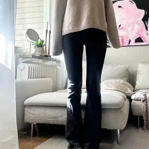Svarta bootcut jeans från Diesel - Säljer ett par svarta bootcut jeans från Diesel med låg midja. Bootcut passform och är skit snygga💕 storlek 27 34 