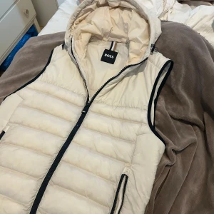 Vit dunväst från BOSS med luva  - Skit snygg boss väst med luva ljus färg. Endast seriösa köpare pris kan diskuteras 