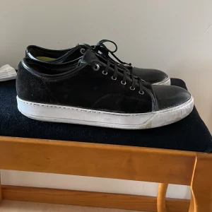 Svarta Lanvins - Säljer ett par svarta Lanvins i storlek 43 EU, dustbag medkommer. Priset är ej hugget sten